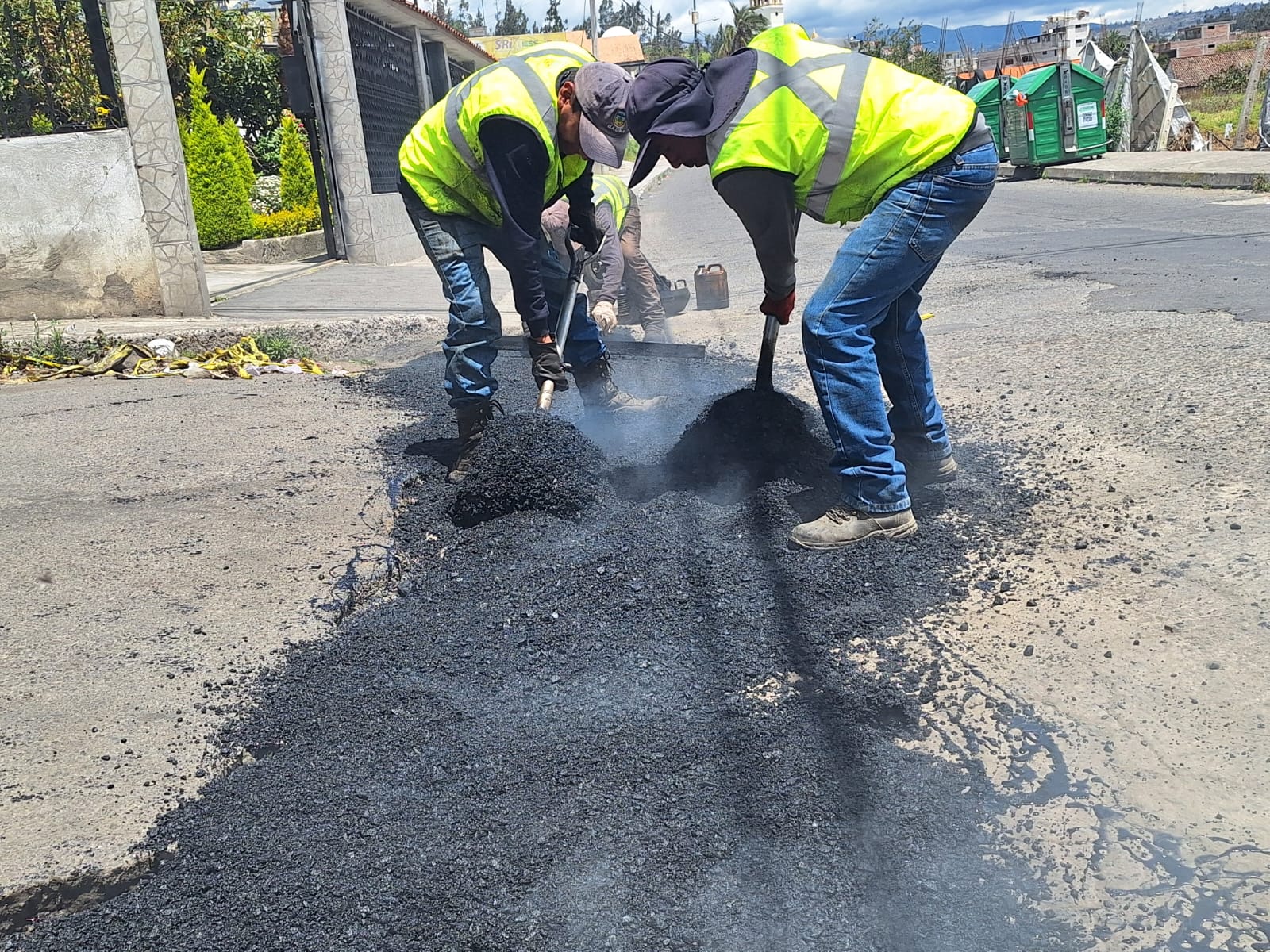 EL GADP PICAIHUA REALIZA TRABAJOS DE BACHEO EN EL CENTRO PARROQUIAL DE PICAIHUA